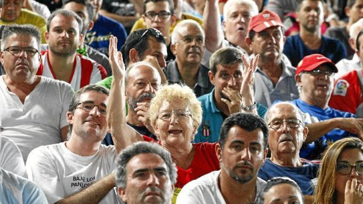 Los aficionados aplaudieron a los nuevos refuerzos.