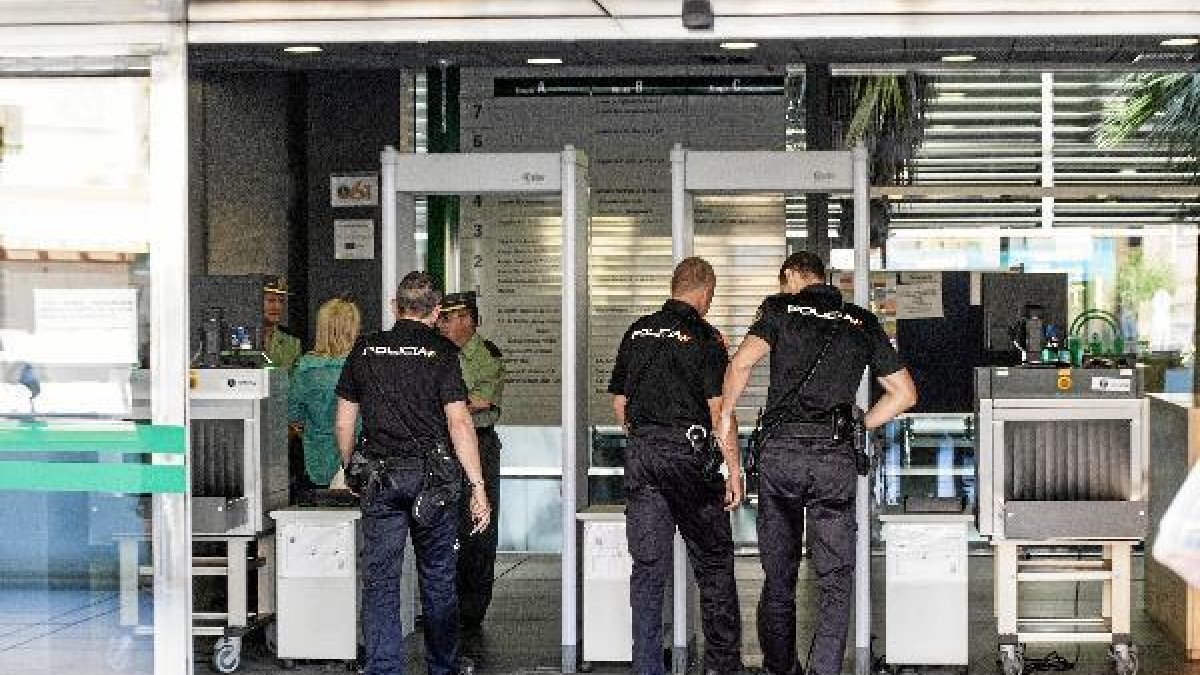 Agentes de Policía Nacional acceden a la Ciudad de la Justicia.