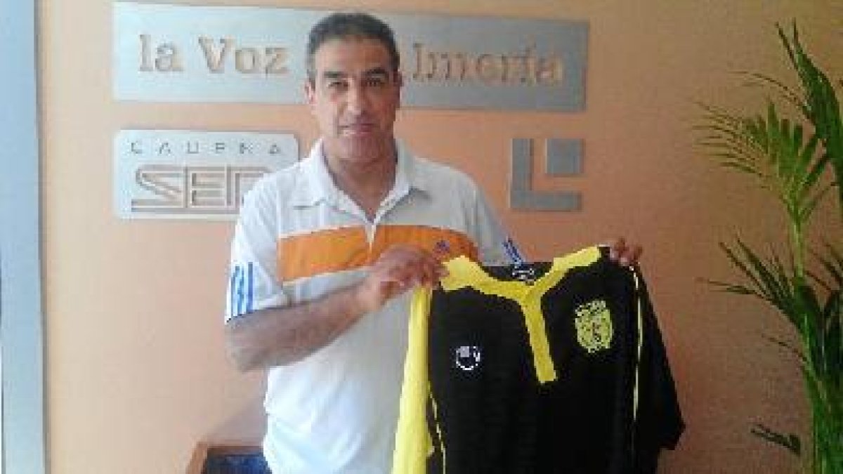Hicham regaló a LA VOZ una camiseta del Fanja de Omán