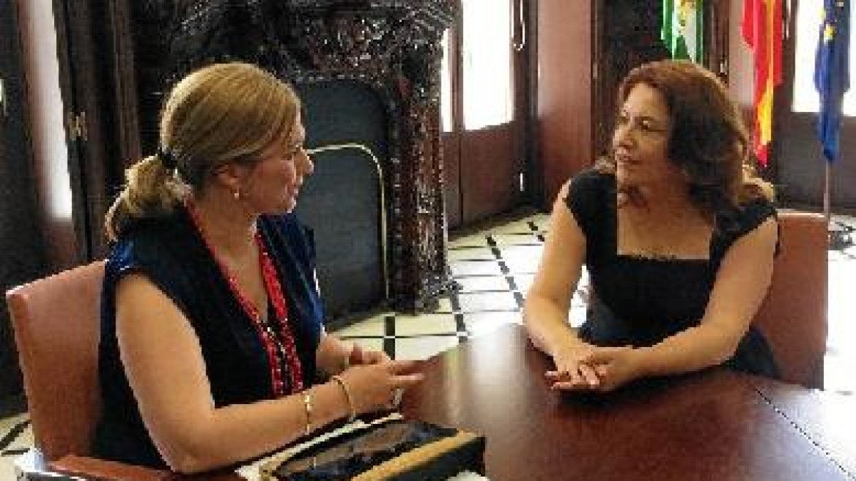 La consejera de Medio Ambiente y la delegada del Gobierno de España en Andalucía