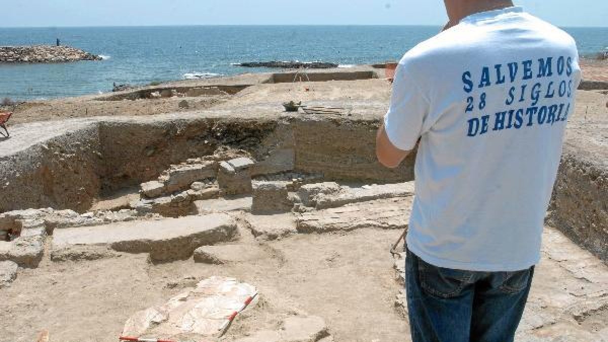 Un vecino con una camiseta reivindicativa en Baria.