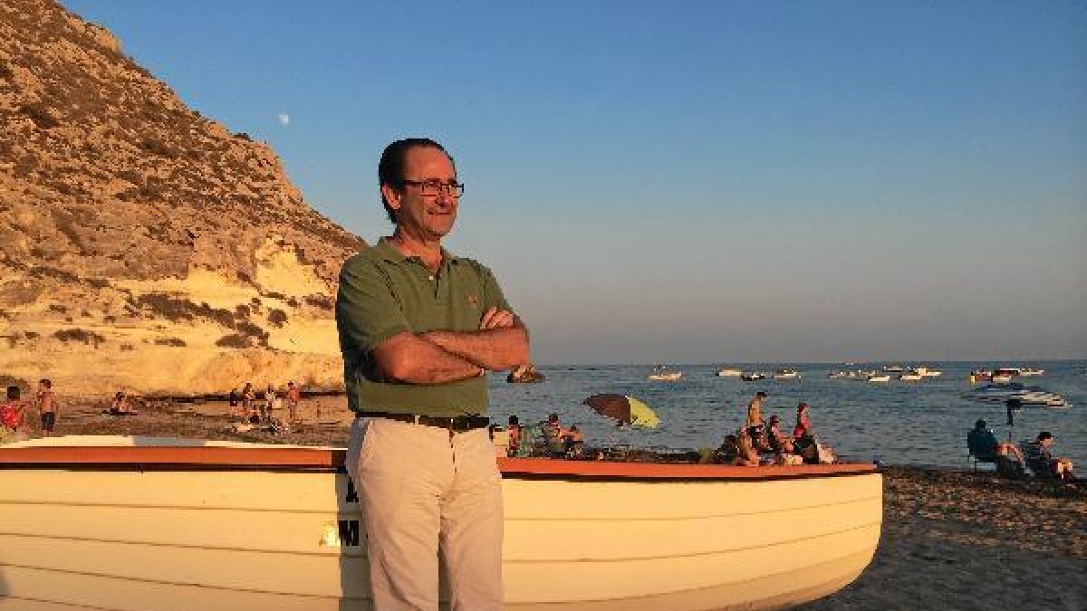 Francisco Flores, este verano en Agua Amarga, “la mejor playa del mundo”.