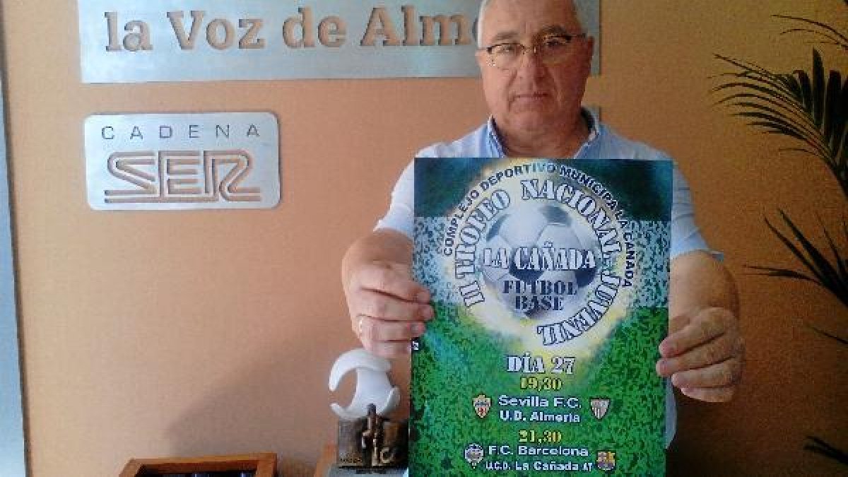 Antonio Ramón, vicepresidente de La Cañada, con el cartel del torneo.