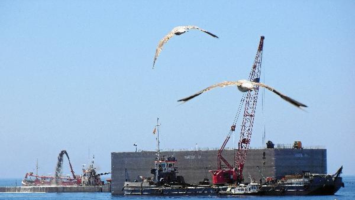 Cajones de hormigón gigantes para construir el dique