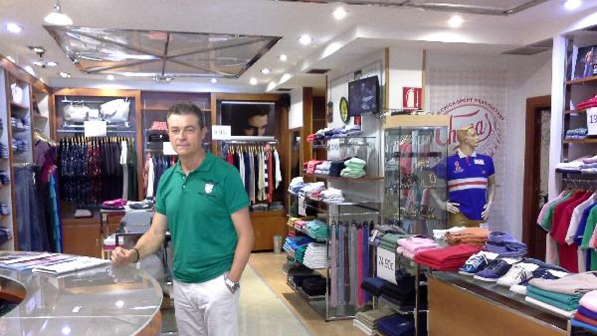 Salvador Rovira en su comercio de moda en la plaza de San Pedro.