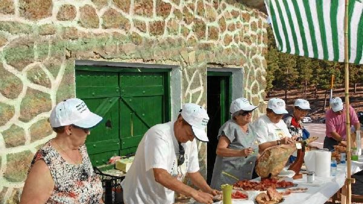 Los vecinos preparan un aperitivo con productos de la tierra.