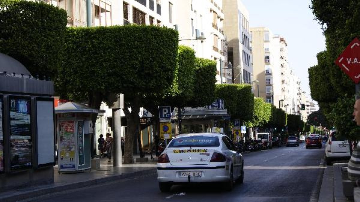 Un taxi circula por el Paseo de Almería en la capital.