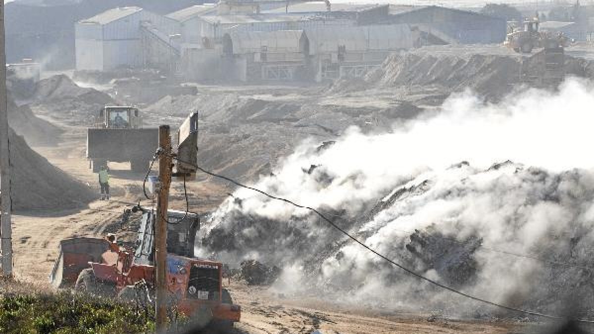 Una gran cantidad de humo se desprendía de los restos ardiendo.