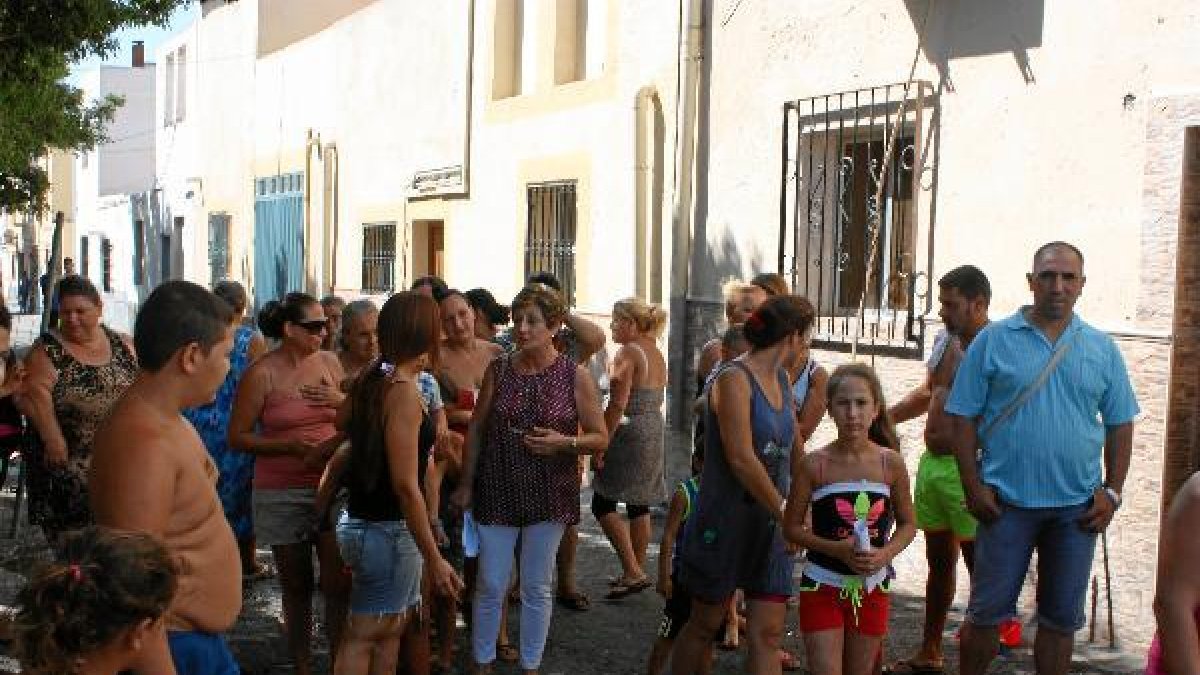 La delegada Encarna Caparrós se reunió ayer con los vecinos