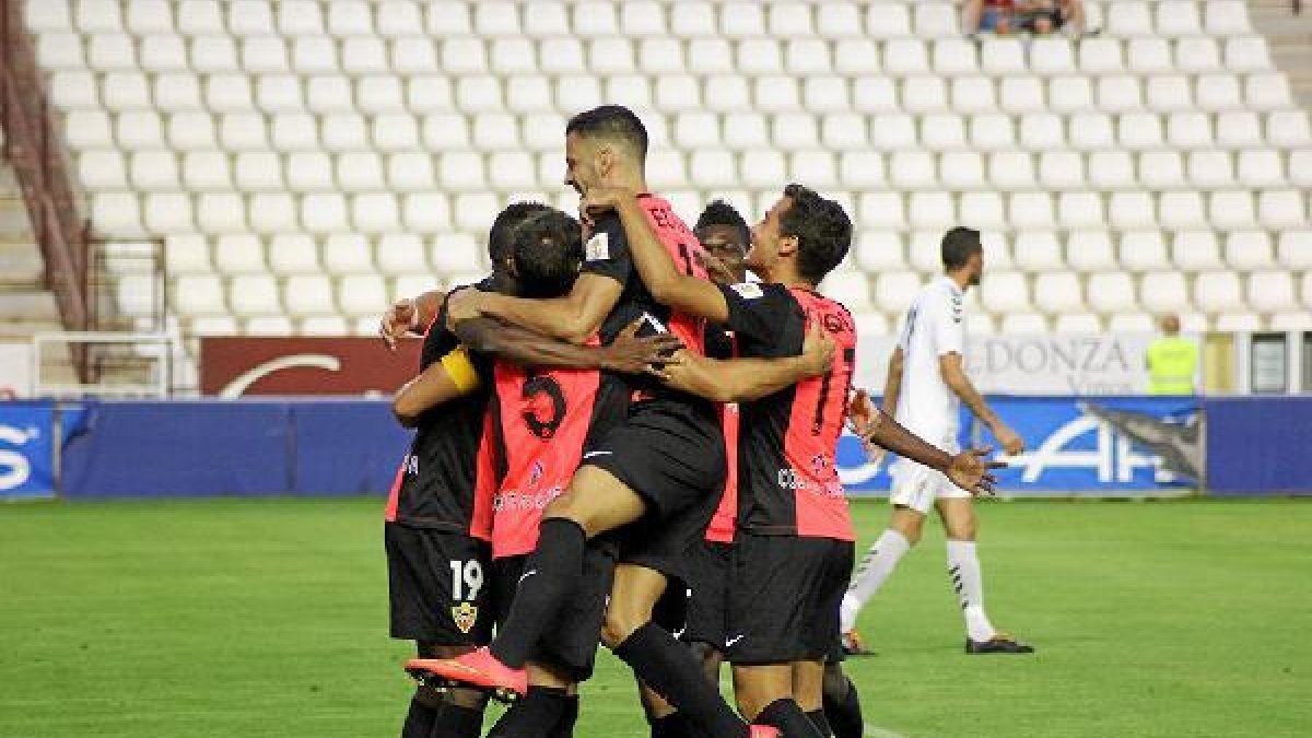 Los rojiblancos celebran el gol de Jonathan.