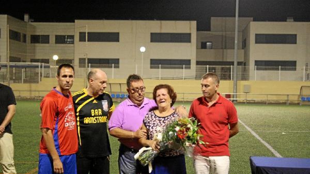 El concejal de deportes, José Juan Rubí, con la familia de Malavida.