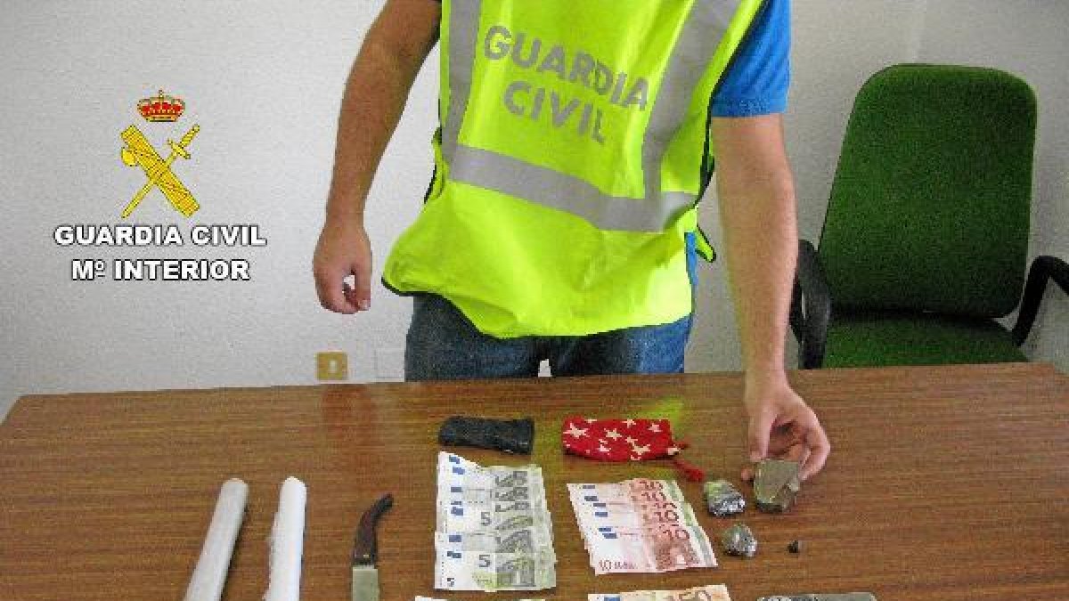 Material incautado por la Guardia Civil en Adra.