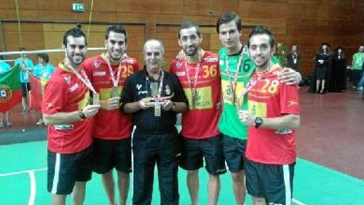 Guillermo Plaza con su medalla de bronce.