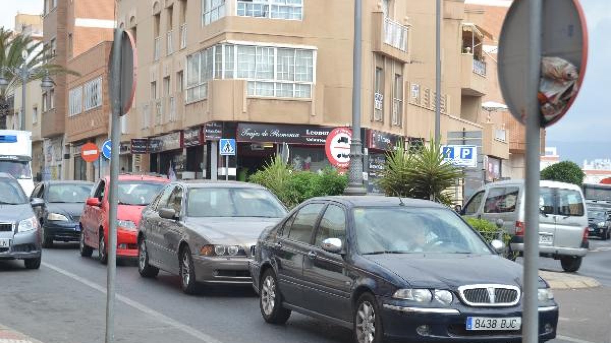 Confluencia entre Avenida del Perú y Avenida de Roquetas.