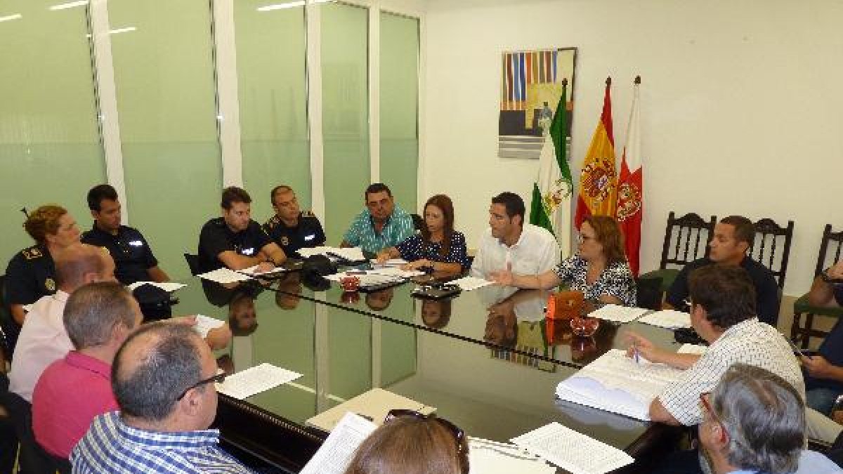 Juanjo Alonso y María Muñiz presiden la reunión sobre seguridad en la Feria de Almería.