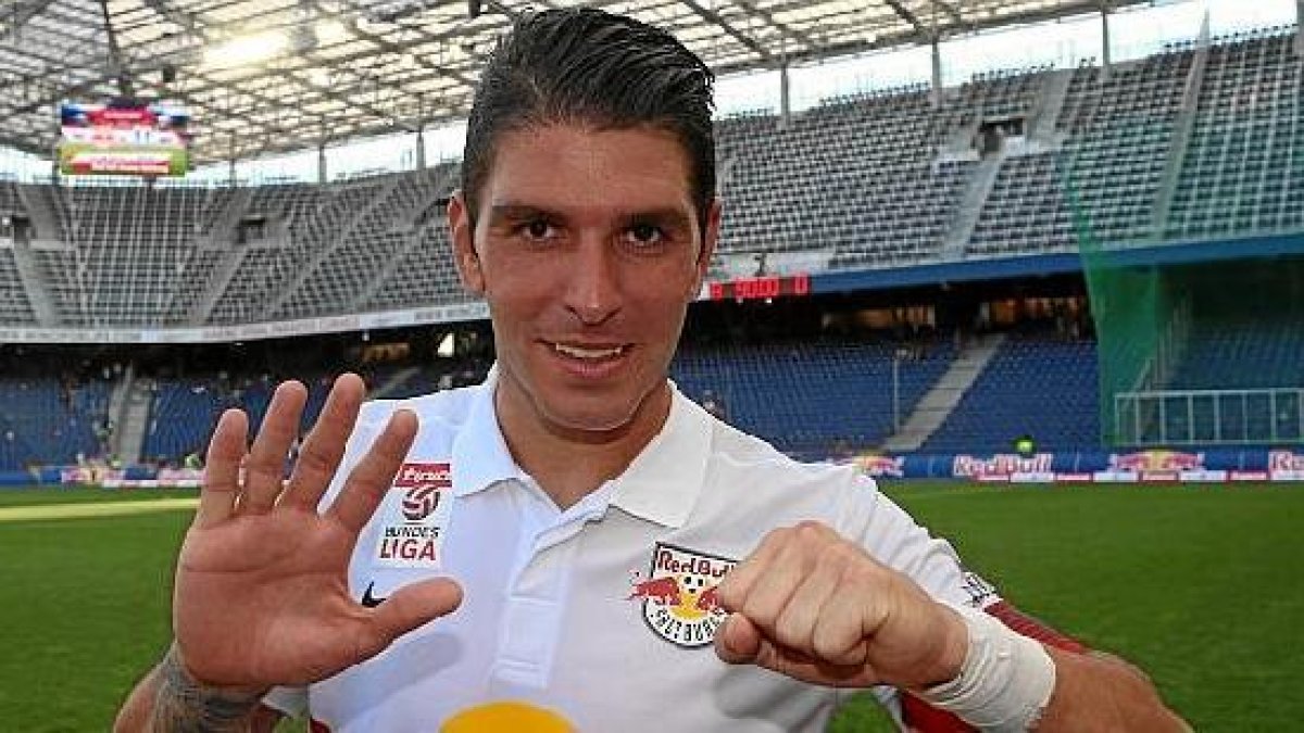 Jonathan Soriano sigue haciendo goles en el viejo continente.