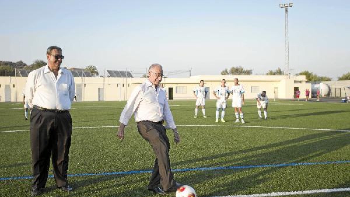 Saque de honor para inaugurar el campo de fútbol de cesped artificial