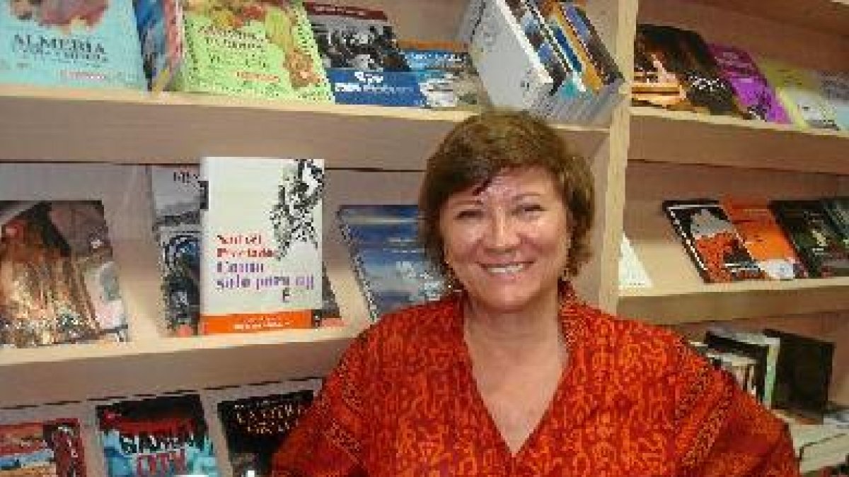 La escritora Nativel Preciados posa junto a un ejemplar de su última novela ‘Canta sólo para mí’.