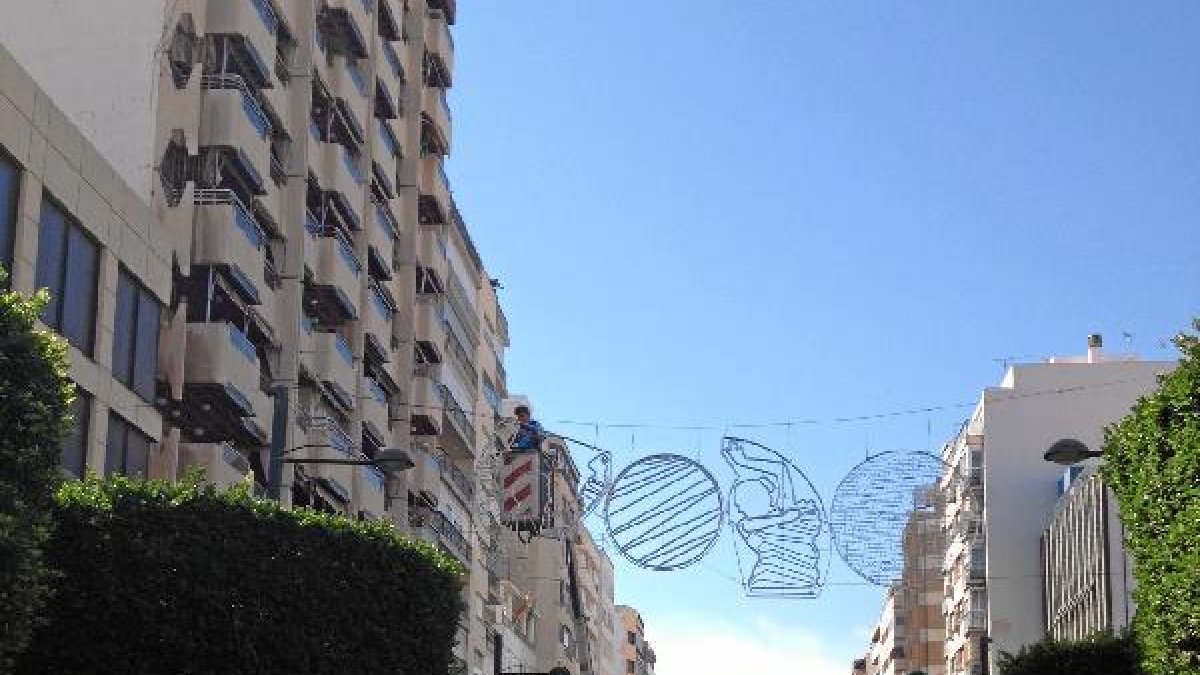 La iluminación del Paseo de Almería ya está lista desde hace unos días.