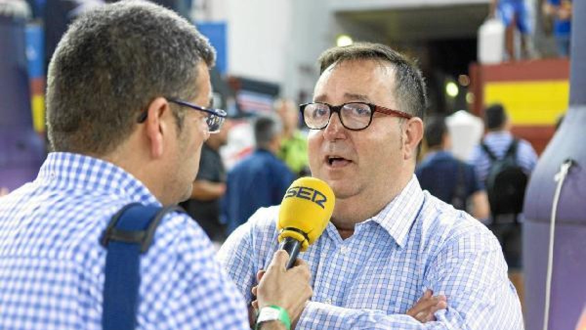 Rubí atendiendo a la Cadena SER.