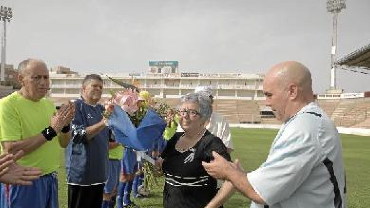 La viuda de Boni, emocionada.