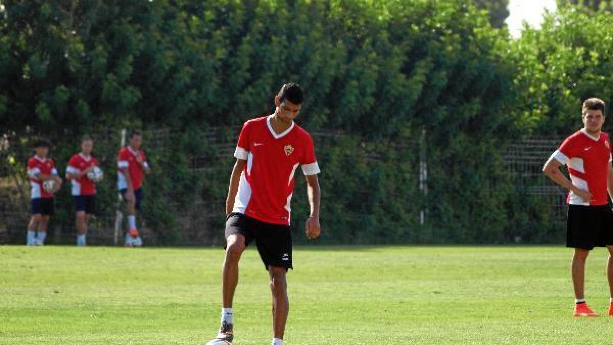 Joaquín en el campo de la Vega de Acá.
