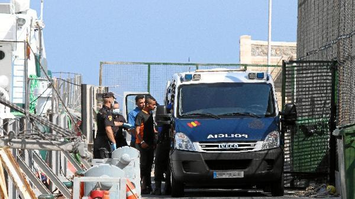 Imagen de los inmigrantes rescatados en la patera del pasado miércoles.