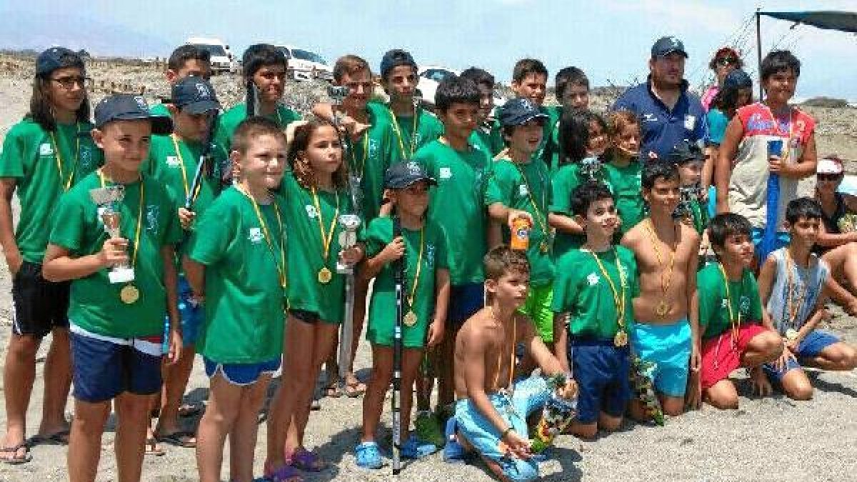 Primeros clasificados con los trofeos conseguidos.