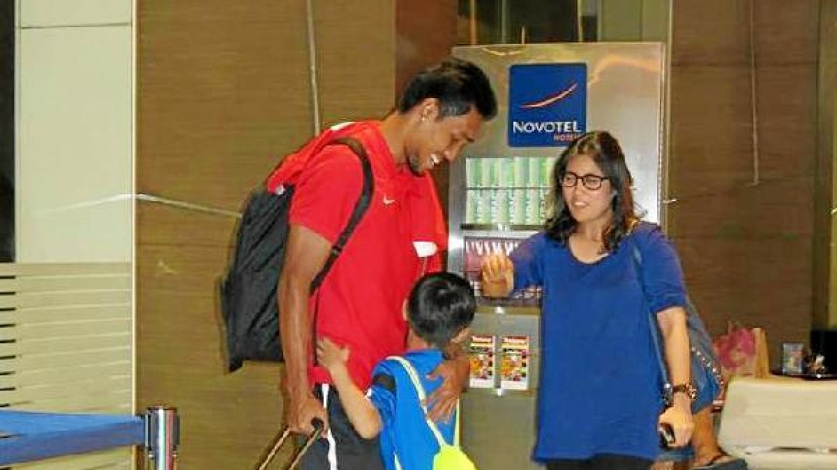 Un joven aficionado se abraza a Teerasil.