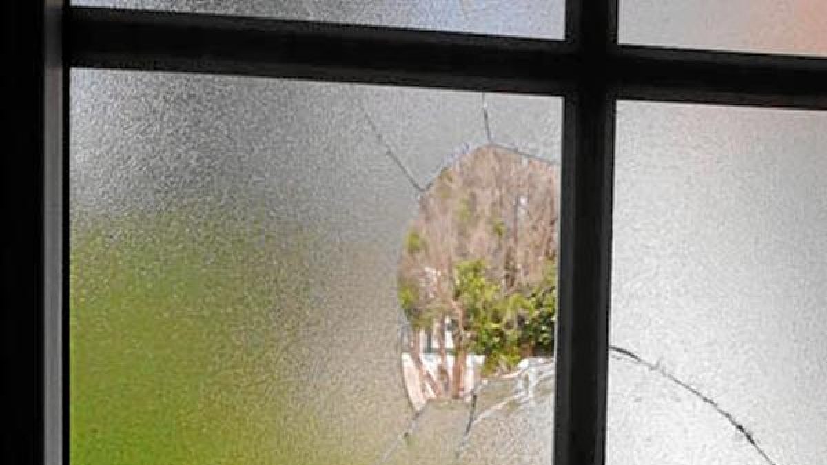Imagen de la ventana rota en casa de Alejandro Gala