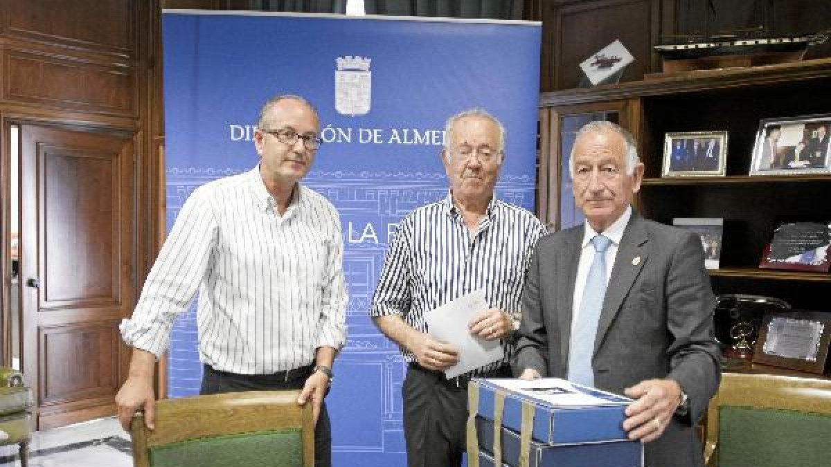 Amat, a la derecha, entrega el proyecto al alcalde, centro, en presencia del diputado José Fernández