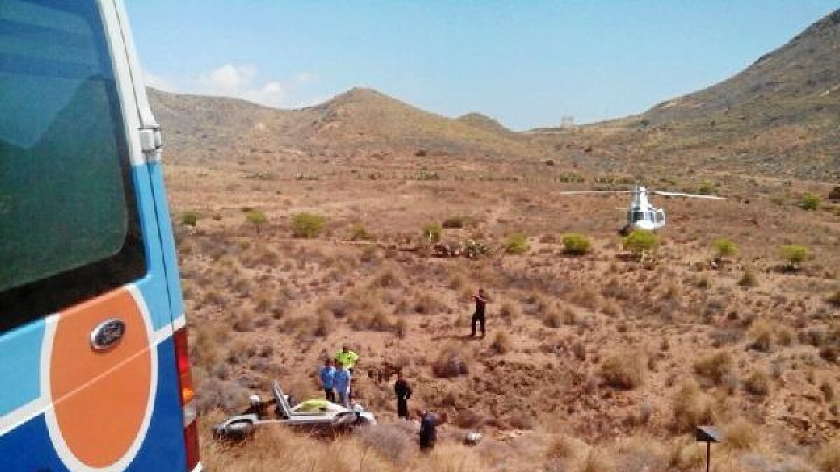 Efectivos sanitarios y de seguridad en el lugar del accidente.