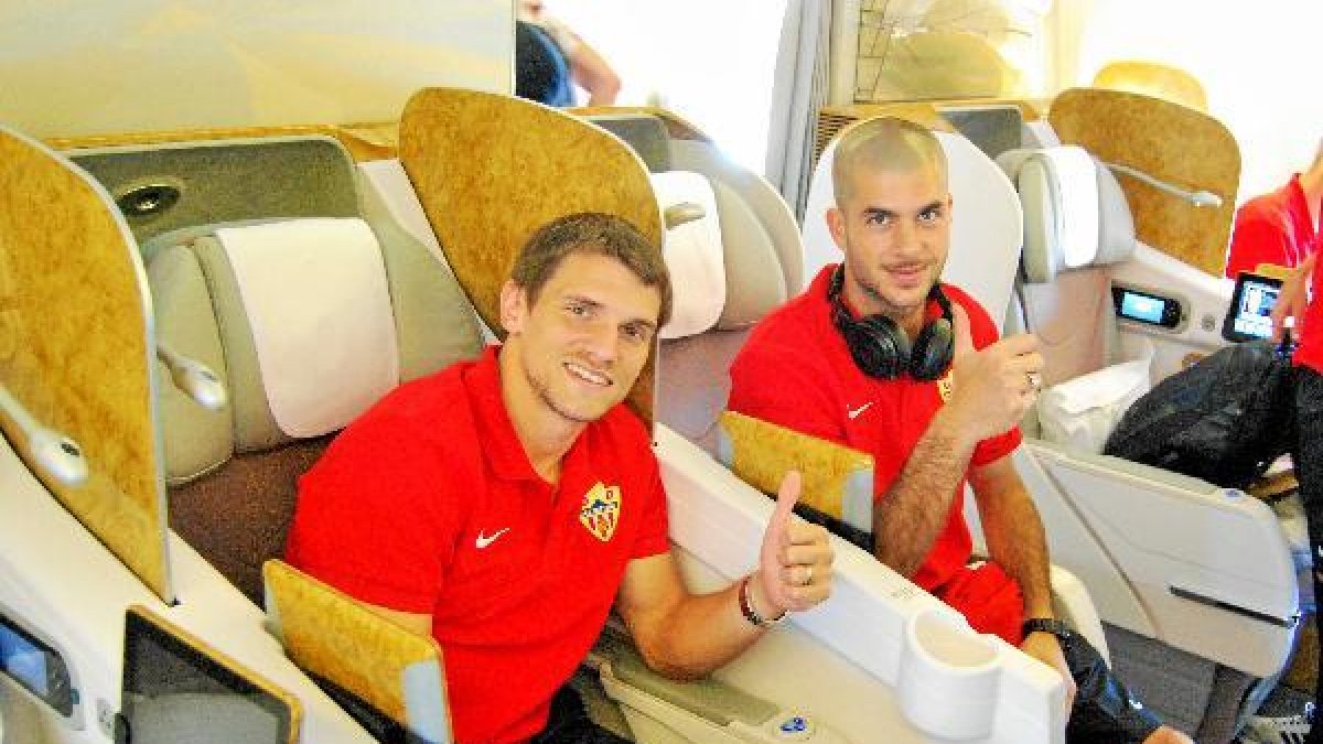 Dubarbier y Rubén en el vuelo a Bangkok.