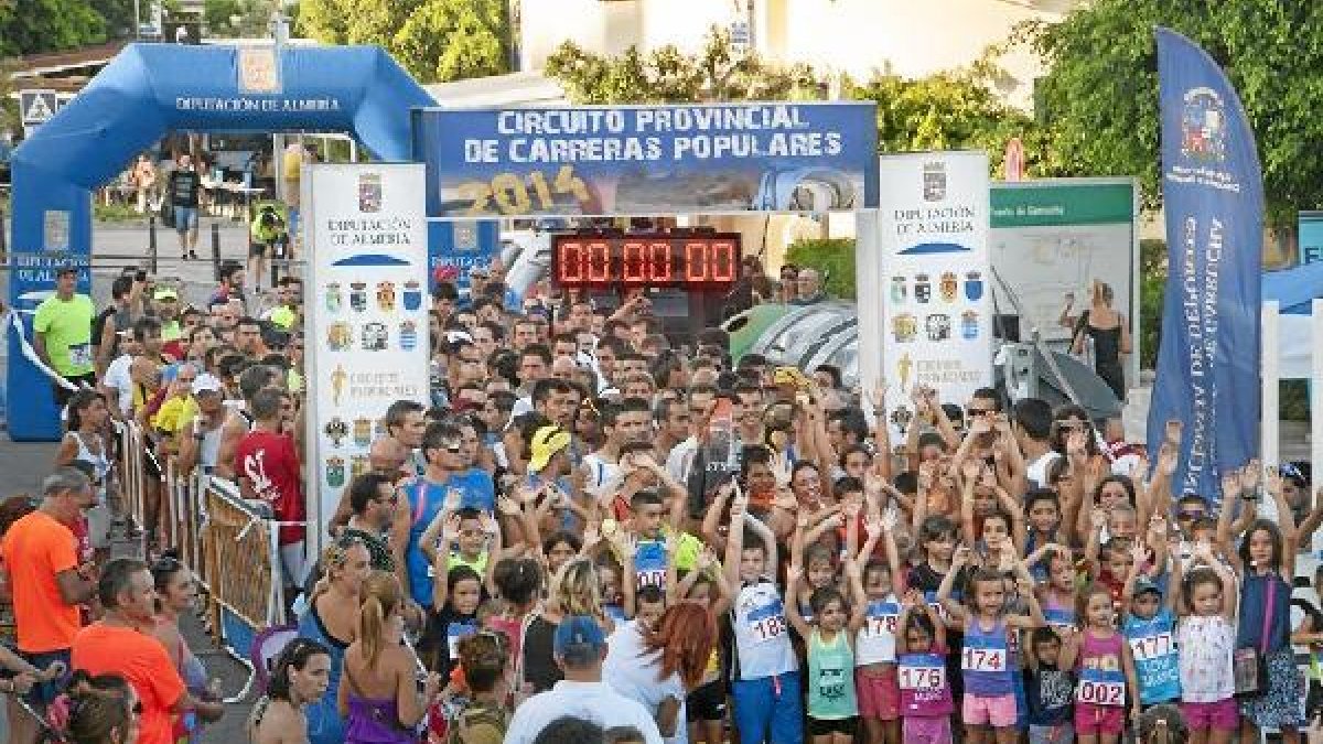 Expectación en la salida de la novena prueba del Circuito de Carreras de Diputación.