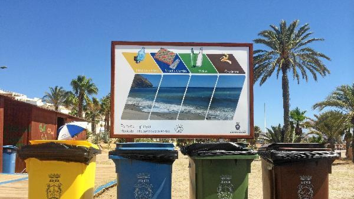 Panel informativo sobre la limpieza en las playas.
