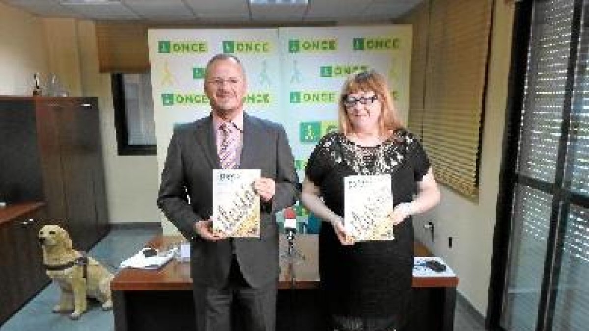 Patricio Cárceles, delegado territorial en Andalucía junto a la Directora en Almería, Rosario Sedano