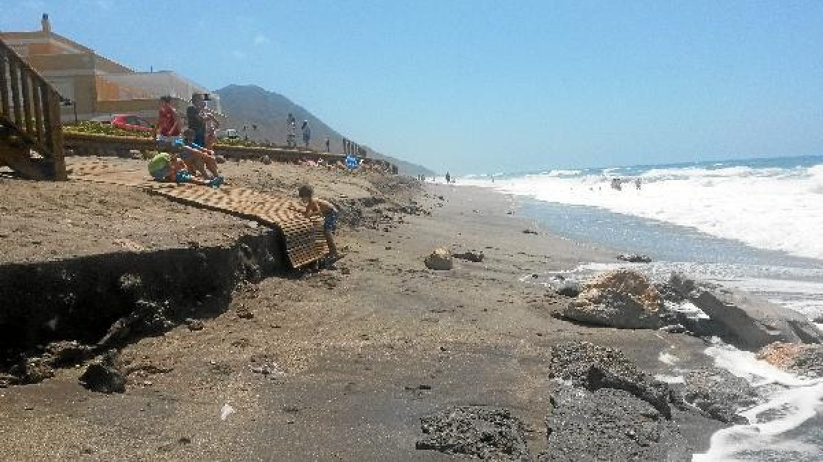 Así quedó la playa tras el último temporal.