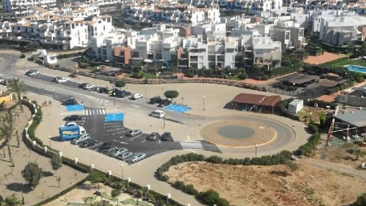 Imagen de los aparcamientos en la calle Delfín.