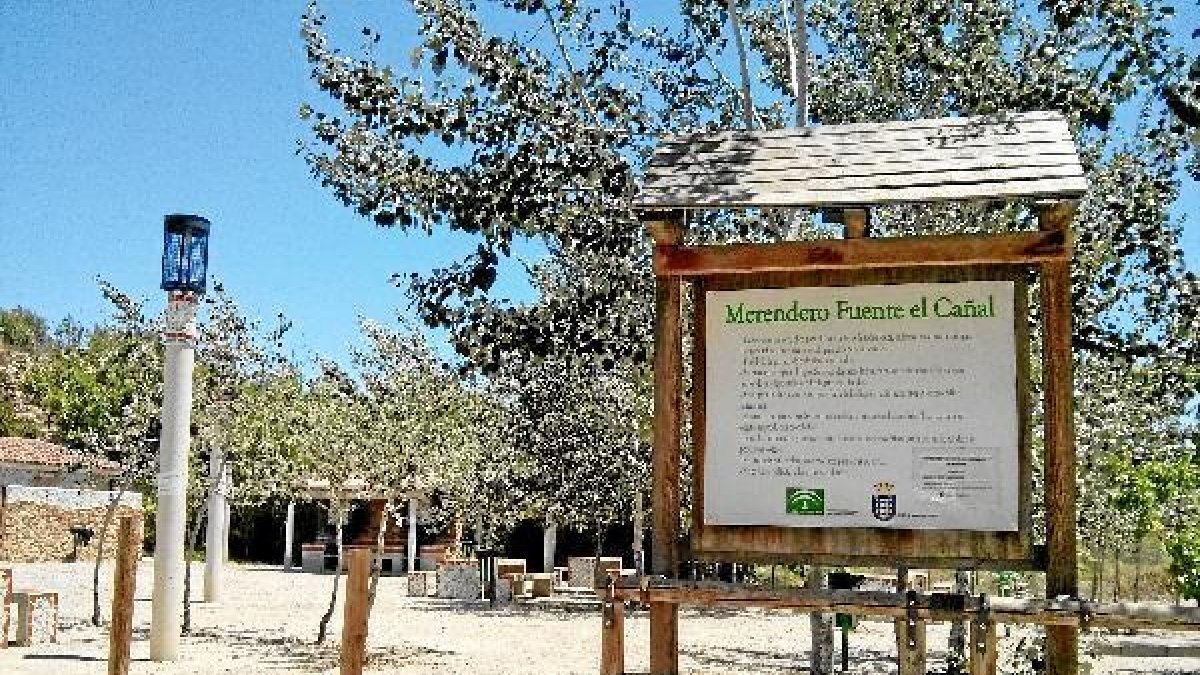 Panel informativo a la entrada del merendero.