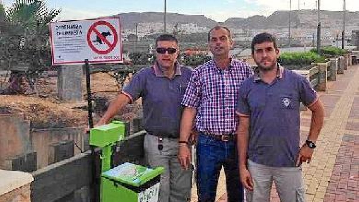 El edil de Medio Ambiente junto a un ‘pipican’.