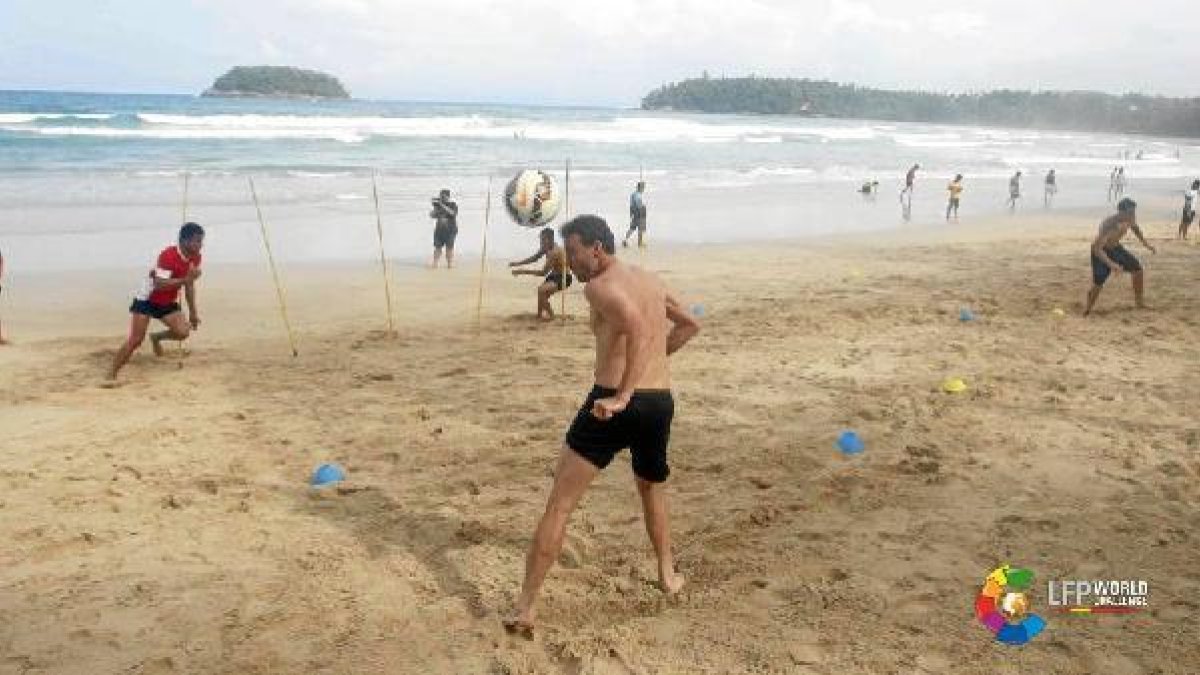 Mané en el entrenamiento del Almería en la playa de Phuket.