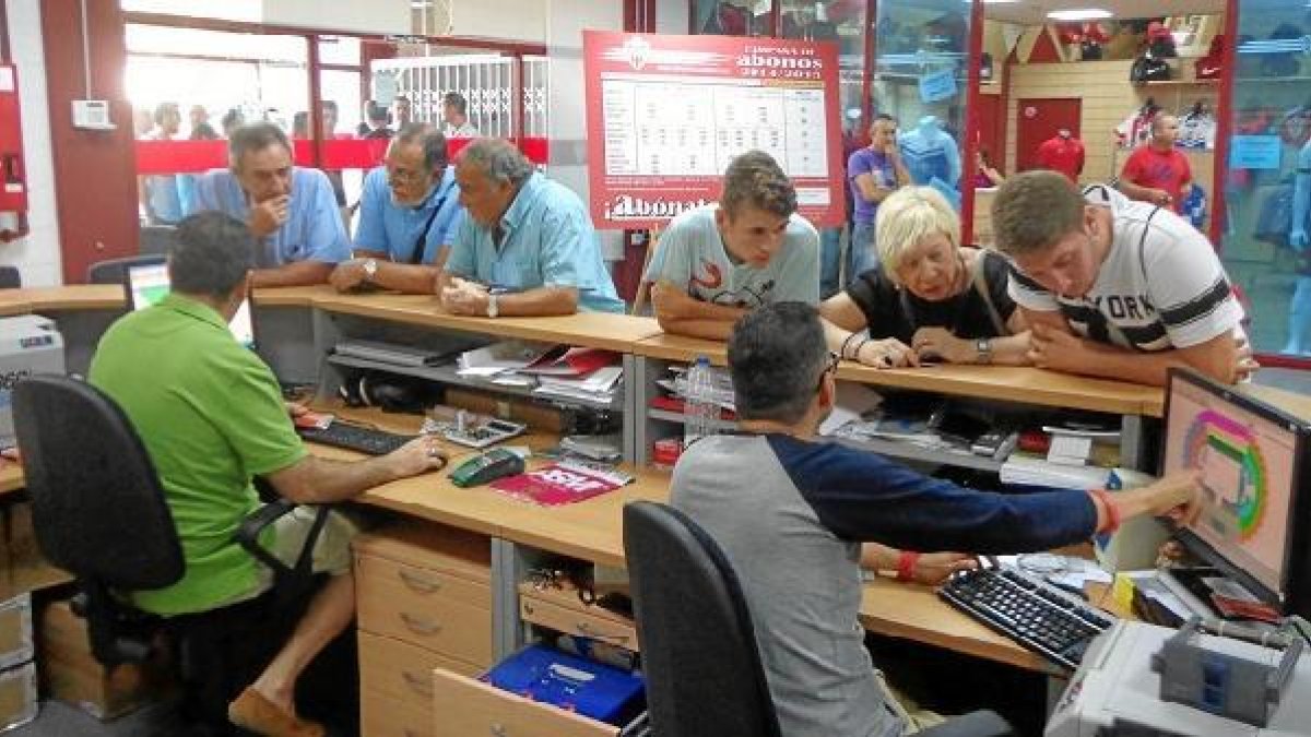 Afición rojiblanca en la sede del club este lunes.