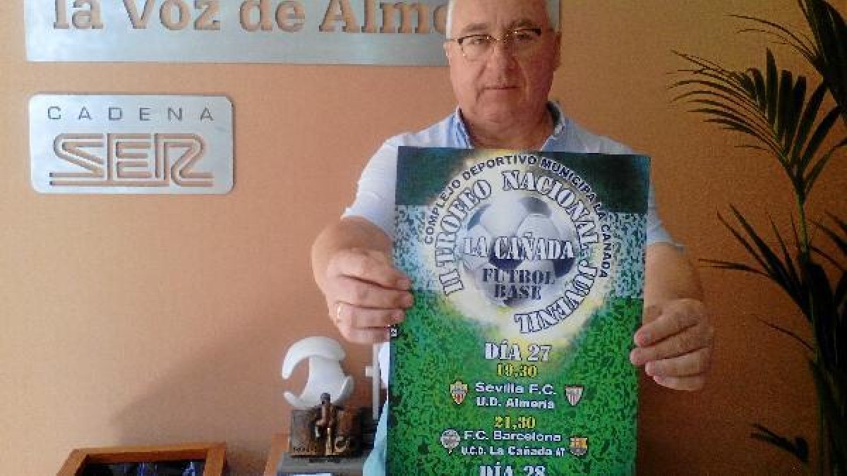 Antonio Ramón, vicepresidente de La Cañada, con el cartel del torneo.