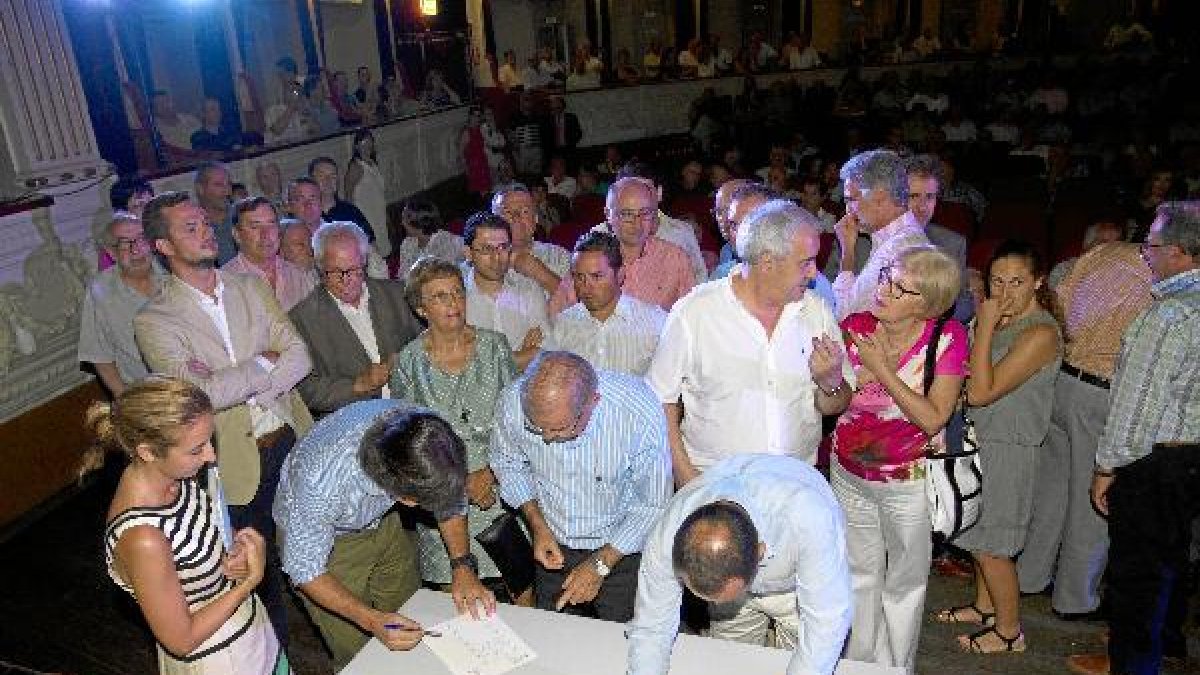 Medio millar de empresarios firmaron el manifiesto en el teatro Cervantes.