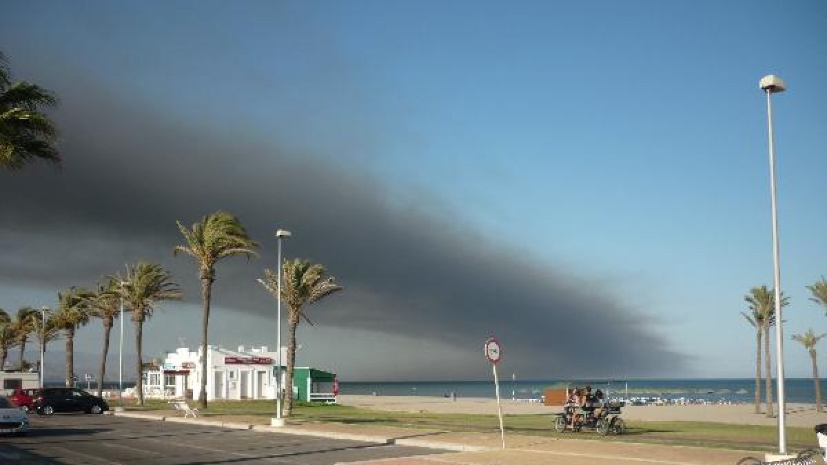 La columna de humo sobre Roquetas el pasado sábado