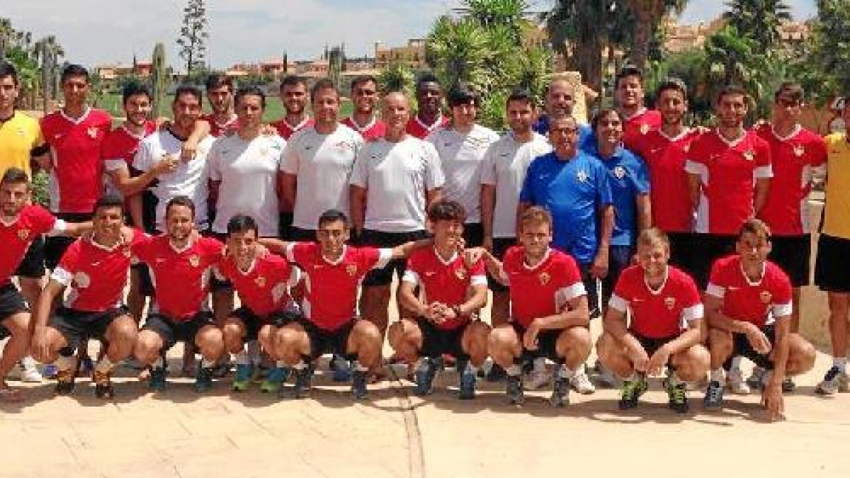 La familia del Almería en el stage de Cuevas.