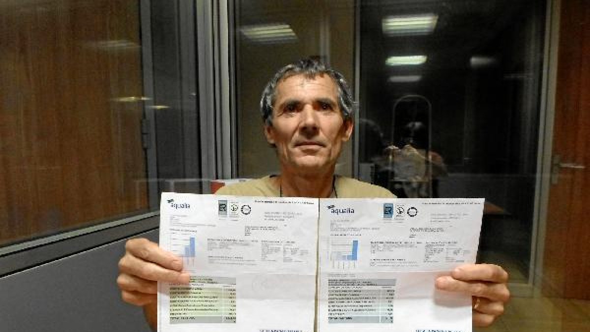 Jesús Martínez muestra las dos facturas que suman un importe de 4.166 euros y que ha tenido que paga