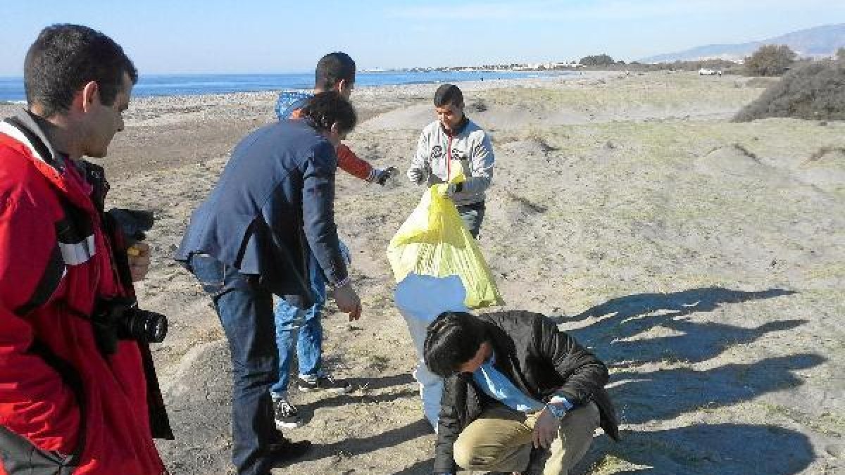 Los concejales Juanjo Segura y Manuel Guzmán recogiendo basura de El Perdigal en una foto de archivo