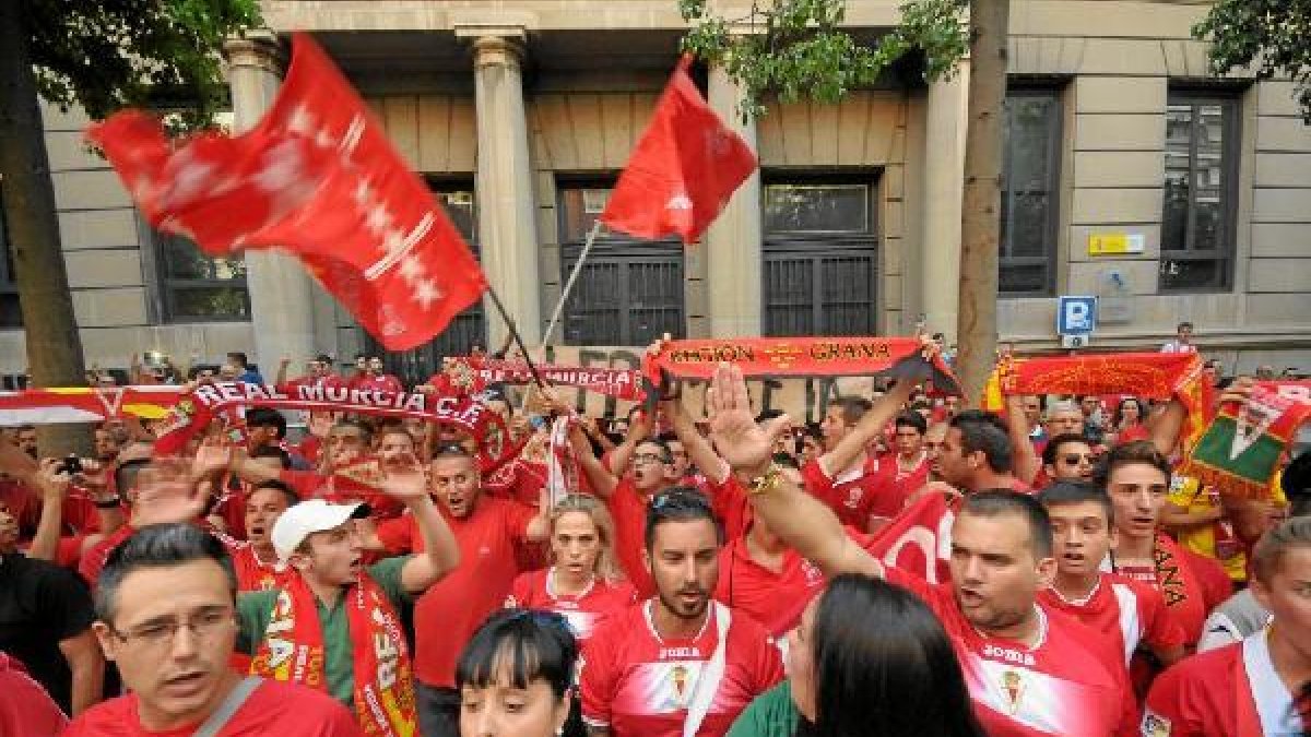 Peñistas del Murcia.