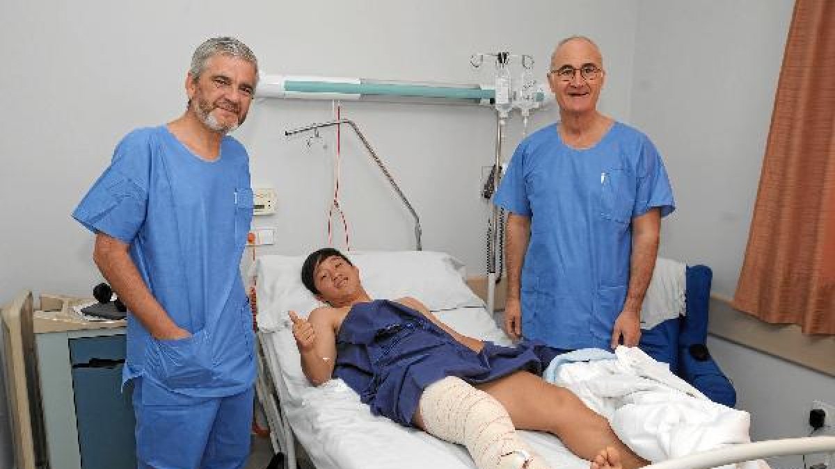 Los doctores con el futbolista del Hércules.